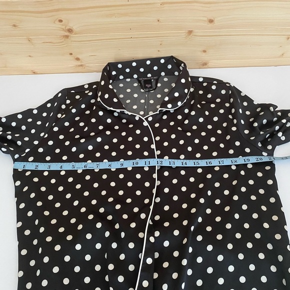 VICTORIA’S SECRET Elegant Women’s Small Black & White Polka Dot Satin-Style Robe - Picture 8 of 9